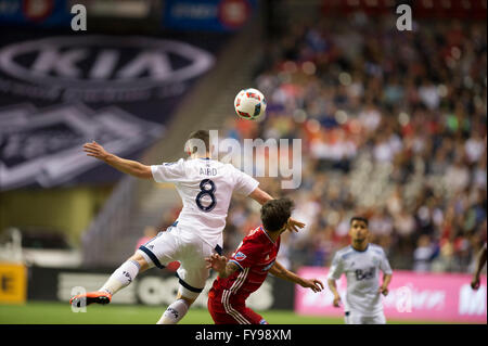 Vancouver, Kanada. 23 April 2016. MLS Fußball - Verteidiger, Fraser Aird von Vancouver springt für die ball,Vancouver(white) Vs Dallas(red), Vancouver führt 1: 0 BC Place Stadium.  Bildnachweis: Gerry Rousseau/Alamy Live-Nachrichten Stockfoto