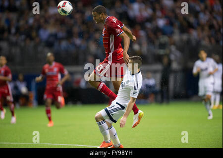 Vancouver, Kanada. 23 April 2016. MLS Fußball - vorwärts, Tesho Akindele von Dallas leitet den Ball. Vancouver Vs Dallas, BC Place Stadium.  Vancouver gewinnt 3-0 Credit: Gerry Rousseau/Alamy Live News Stockfoto