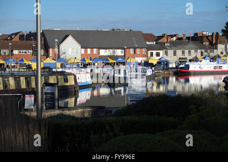 -Upon-Avon, England, Vereinigtes Königreich; 24. April 2016.  Gesamtansicht des Kanal-Becken und des Marktes in Stratford an einem schönen Sommertag. Stockfoto