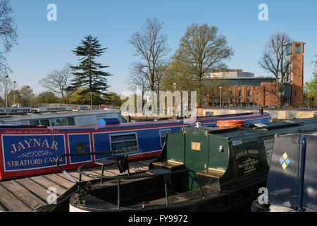 -Upon-Avon, England, Vereinigtes Königreich; 24. April 2016. Ein schöner Tag in London weiterhin an diesem Morgen, als die Stadt Wochenende Feste zum Gedenken an den 400. Jahrestag des Todes von William Shakespeare gestern. Bildnachweis: Andrew Lockie/Alamy Live-Nachrichten Stockfoto