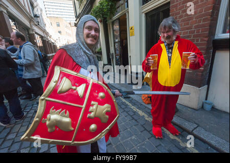 London, UK. 23. April 2016. Str. Georges Tag wurde auf den Straßen und in den Kneipen von Southwark und Umgebung gefeiert. St George stellt für mich außerhalb des Königs Kopf während seinem Drachen mit zwei Pints Bier bereit. Später wollten die eine Feier auf dem Friedhof Cross Bones. Bildnachweis: Peter Marshall/Alamy Live-Nachrichten Stockfoto