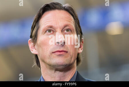 Gelsenkirchen, Deutschland. 23. April 2016. Leverkusens Trainer Roger Schmidt im Bild vor der Fußball-Bundesligaspiel FC Schalke 04 Vs Bayer Leverkusen in Gelsenkirchen, Deutschland, 23. April 2016. Foto: Guido Kirchner/Dpa/Alamy Live News Stockfoto