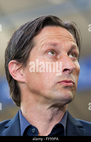 Gelsenkirchen, Deutschland. 23. April 2016. Leverkusens Trainer Roger Schmidt im Bild vor der Fußball-Bundesligaspiel FC Schalke 04 Vs Bayer Leverkusen in Gelsenkirchen, Deutschland, 23. April 2016. Foto: Guido Kirchner/Dpa/Alamy Live News Stockfoto