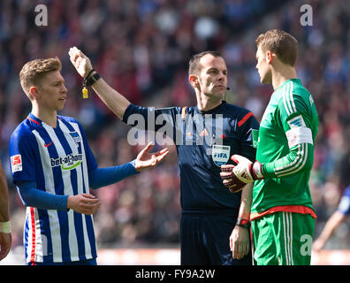 Berlin, Deutschland. 23. April 2016. Herthas Mitchell Weiser (L) Gesten als Schiedsrichter sieht Marco Fritz (C) Münchens Torhüter Manuel Neuer (R) während der deutschen Fußball-Bundesliga-Fußball-match zwischen Hertha BSC und dem FC Bayern München im Olympiastadion in Berlin, Deutschland, 23. April 2016. Foto: ANNEGRET HILSE/Dpa/Alamy Live News Stockfoto