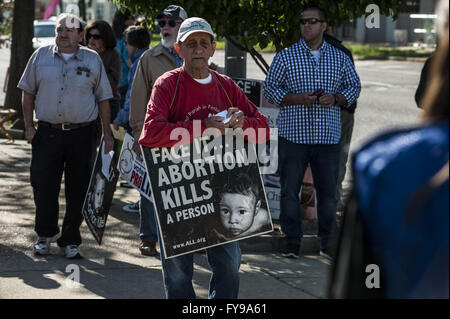 St. Louis, Missouri, USA. 23. April 2016. Ein Demonstrant geht nach oben und unten den Bürgersteig außerhalb von St. Louis, Missouri Planned Parenthood. Bildnachweis: Steve Pellegrino/ZUMA Draht/Alamy Live-Nachrichten Stockfoto