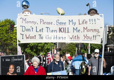 St. Louis, Missouri, USA. 23. April 2016. Demonstranten mit Zeichen stehen vorne von Planned Parenthood in St. Louis, Missouri. Bildnachweis: Steve Pellegrino/ZUMA Draht/Alamy Live-Nachrichten Stockfoto