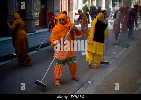 Barcelona, Spanien. 24. April 2016. In Barcelona Mitglieder der Sikh Gemeinschaft fegen die Straßen für das Heilige Buch der Sikhs, Guru Granth Sahib, während der Prozession für das Festival der Vaisakhi.The Sikh Gemeinschaft von Barcelona hat auf die Straße zu feiern Vaisakhi welche Marken Anfang des Sonnenjahres für Sikh-Religion. Bildnachweis: Jordi Boixareu/Alamy Live-Nachrichten Stockfoto