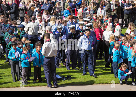 Bournemouth, Dorset, Großbritannien 24. April 2016. Bei kaltem Wetter kommen große Menschenmengen, um die Parade der Pfadfinder am St. George's Day zu unterstützen. Jugendliche Jungen und Mädchen Pfadfinder Jungen Biber feiern Saint Georges Tag an der Prozession teilnehmen. Quelle: Carolyn Jenkins/Alamy Live News Stockfoto