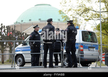 Hannover, Deutschland. 24. April 2016. Mitglieder der deutschen Polizei sichern den Umkreis rund um das Hannover Congress Centrum vor dem Besuch von uns Präsident Obama in Hannover, Deutschland, 24. April 2016. Die weltgrößten Industrie Messe Hannovermesse soll von US-Präsident Obama am selben Tag eröffnet werden. Foto: SEBASTIAN GOLLNOW/Dpa/Alamy Live News Stockfoto