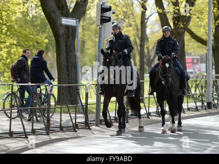 Hannover, Deutschland. 24. April 2016. Montiert, Mitglieder der deutschen Polizei sicher den Umkreis rund um das Hannover Congress Centrum vor dem Besuch von US-Präsident Obama in Hannover, Deutschland, 24. April 2016. Die weltgrößten Industrie Messe Hannovermesse soll von US-Präsident Obama am selben Tag eröffnet werden. Foto: SEBASTIAN GOLLNOW/Dpa/Alamy Live News Stockfoto