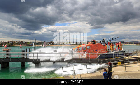 Shoreham-by-Sea, West Sussex, UK, 23. April 2016. Die Royal National Lifeboat Institution Shoreham Hafen Bahnhof Allwetter-Tamar Klasse Rettungsboot, "Peter und Lesley Jane Nicholson" startet im Anschluss an die Benennung der neuen inshore D-Klasse Rettungsboot "Joan Woodland" (ganz links) - benannt nach der Familie, die es gespendet. Stockfoto