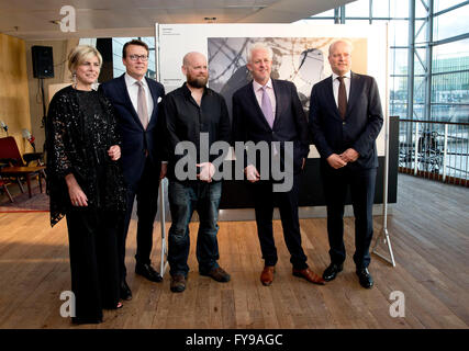 Amsterdam, 23.04.2016 seiner königlichen Hoheit Prinz Constantijn, Ihre Königliche Hoheit Prinzessin Laurentien und Fotograf Warren Richardson seine königliche Hoheit Prinz Constantijn Handout im Muziekgebouw Aan ' t IJ in Amsterdam den Preis für die World Press Photo des Jahres 2015. Der australische Fotograf Warren Richardson Jahr Gewinner mit einem schwarzen und weißen Nacht Bild syrischen Flüchtlinge, die die Grenze zwischen Serbien und Ungarn RPE/Albert Nieboer/Niederlande, - Nein-Draht-Dienst- Stockfoto