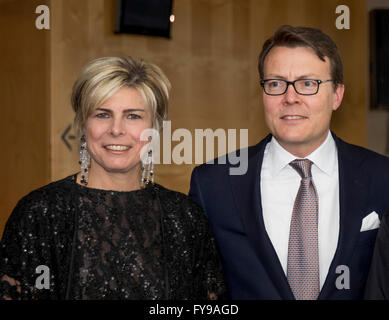 Amsterdam, 23.04.2016 seiner königlichen Hoheit Prinz Constantijn und Prinzessin Laurentien HRH Prinz Constantijn Handout im Muziekgebouw Aan ' t IJ in Amsterdam den Preis für die World Press Photo des Jahres 2015. Der australische Fotograf Warren Richardson Jahr Gewinner mit einem schwarzen und weißen Nacht Bild syrischen Flüchtlinge, die die Grenze zwischen Serbien und Ungarn RPE/Albert Nieboer/Niederlande, - Nein-Draht-Dienst- Stockfoto