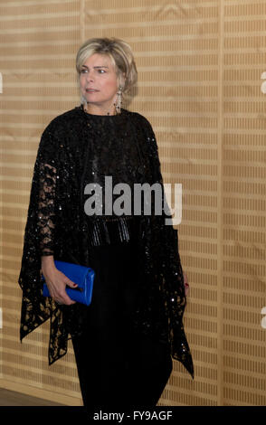 Amsterdam, 23.04.2016 HRH Prinzessin Laurentien (Handtasche) seiner königlichen Hoheit Prinz Constantijn Handout im Muziekgebouw Aan ' t IJ in Amsterdam den Preis für die World Press Photo des Jahres 2015. Der australische Fotograf Warren Richardson Jahr Gewinner mit einem schwarzen und weißen Nacht Bild syrischen Flüchtlinge, die die Grenze zwischen Serbien und Ungarn. RPE/Albert Nieboer/Niederlande - kein Draht-Dienst - Stockfoto