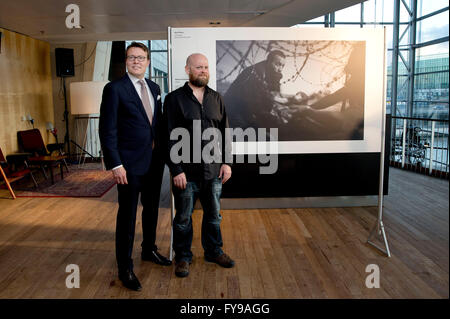 Amsterdam, 23.04.2016 seiner königlichen Hoheit Prinz Constantijn und Fotograf Warren Richardson seine königliche Hoheit Prinz Constantijn Handout im Muziekgebouw Aan ' t IJ in Amsterdam den Preis für die World Press Photo des Jahres 2015. Der australische Fotograf Warren Richardson Jahr Gewinner mit einem schwarzen und weißen Nacht Bild syrischen Flüchtlinge, die die Grenze zwischen Serbien und Ungarn RPE/Albert Nieboer/Niederlande, - Nein-Draht-Dienst- Stockfoto