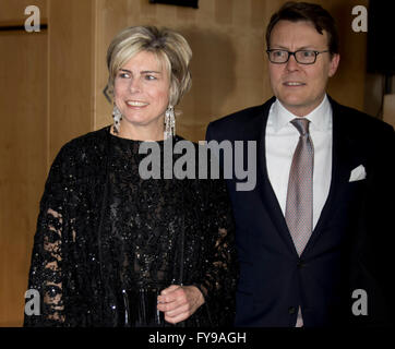 Amsterdam, 23.04.2016 seiner königlichen Hoheit Prinz Constantijn und Prinzessin Laurentien HRH Prinz Constantijn Handout im Muziekgebouw Aan ' t IJ in Amsterdam den Preis für die World Press Photo des Jahres 2015. Der australische Fotograf Warren Richardson Jahr Gewinner mit einem schwarzen und weißen Nacht Bild syrischen Flüchtlinge, die die Grenze zwischen Serbien und Ungarn RPE/Albert Nieboer/Niederlande, - Nein-Draht-Dienst- Stockfoto