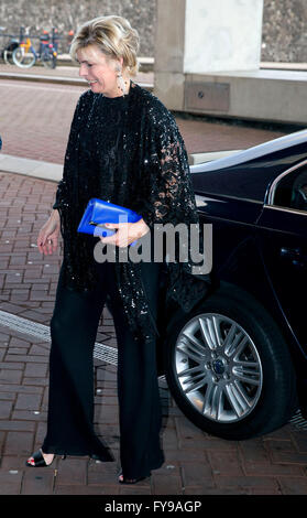 Amsterdam, 23.04.2016 HRH Prinzessin Laurentien (Handtasche) seiner königlichen Hoheit Prinz Constantijn Handout im Muziekgebouw Aan ' t IJ in Amsterdam den Preis für die World Press Photo des Jahres 2015. Der australische Fotograf Warren Richardson Jahr Gewinner mit einem schwarzen und weißen Nacht Bild syrischen Flüchtlinge, die die Grenze zwischen Serbien und Ungarn RPE/Albert Nieboer/Niederlande, - Nein-Draht-Dienst- Stockfoto