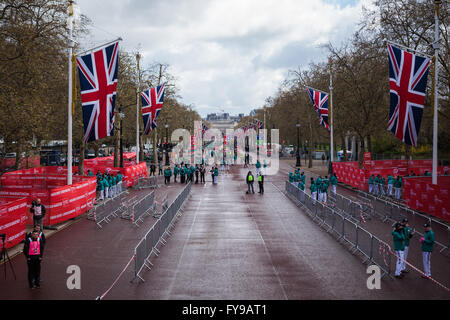 London, UK. 24. April 2016. Freiwillige in der Mall, kümmerte sich um die Marathonläufer auf der Ziellinie beim London-Marathon am Sonntag Jungfrau Geld bereit. Bildnachweis: Elsie Kibue/Alamy Live-Nachrichten Stockfoto