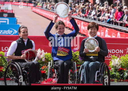 London, UK. 24. April 2016. Gewinner des Frauen Rollstuhl Rennen L-r: Manuela Schär (CHE), Tatjana Mcfadden (USA) und Wakako Tsuchida (JPN). Die 2016 beendet Geld Virgin London-Marathon in der Mall, London, Vereinigtes Königreich. Bildnachweis: Lebendige Bilder/Alamy Live-Nachrichten Stockfoto