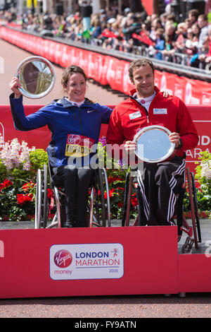 London, UK. 24. April 2016. Gewinner fo die Rollstuhl-Rennen: Tatjana Mcfadden (USA) und Marcel Hug (SUI).  Die 2016 beendet Geld Virgin London-Marathon in der Mall, London, Vereinigtes Königreich. Bildnachweis: Lebendige Bilder/Alamy Live-Nachrichten Stockfoto