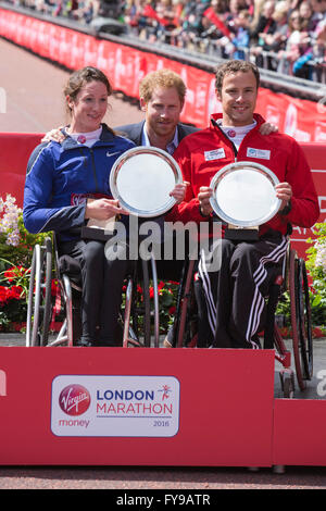 London, UK. 24. April 2016. Gewinner fo die Rollstuhl-Rennen Tatjana Mcfadden (USA) und Marcel Hug (SUI)-Pose mit Prinz Harry. Die 2016 beendet Geld Virgin London-Marathon in der Mall, London, Vereinigtes Königreich. Bildnachweis: Lebendige Bilder/Alamy Live-Nachrichten Stockfoto