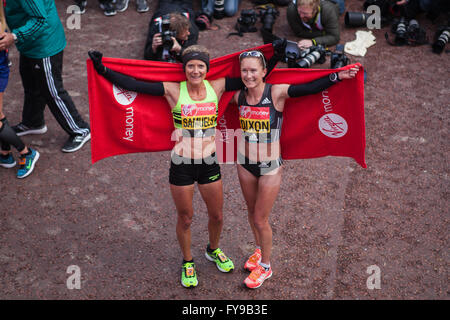 London, UK. 24. April 2016. Sonia Samuels und Alyson Dixon, der erste von den Britinnen Eliteläufer, die Ziellinie beim London-Marathon am Sonntag Jungfrau Geld. Alyson Dixon die Ziellinie mit einer Zeit von 02:31:52 insgesamt 13. kommen zuerst. Bildnachweis: Elsie Kibue/Alamy Live-Nachrichten Stockfoto