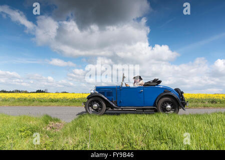 Willingham, Cambridgeshire, Großbritannien. 24. April 2016. Oldtimer-Fahrzeuge teilnehmen ein anno dazumal Oldtimer Rallye Cottenham ab und fahren auf einem Rundweg durch die flachen Fenland Landschaft durch Dörfer nur außerhalb von Cambridge. Rund 300 Oldtimer, Motorräder, Traktoren und einem Zyklus nahmen an der Parade, die jedes Jahr Geld für Cancer Research UK stattfindet. Bildnachweis: Julian Eales/Alamy Live-Nachrichten Stockfoto