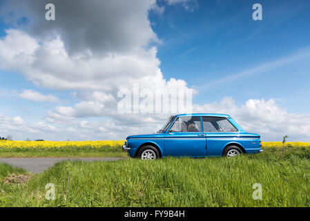 Willingham, Cambridgeshire, Großbritannien. 24. April 2016. Oldtimer-Fahrzeuge teilnehmen ein anno dazumal Oldtimer Rallye Cottenham ab und fahren auf einem Rundweg durch die flachen Fenland Landschaft durch Dörfer nur außerhalb von Cambridge. Rund 300 Oldtimer, Motorräder, Traktoren und einem Zyklus nahmen an der Parade, die jedes Jahr Geld für Cancer Research UK stattfindet. Bildnachweis: Julian Eales/Alamy Live-Nachrichten Stockfoto