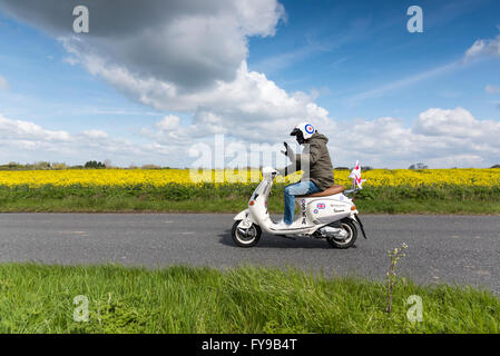 Willingham, Cambridgeshire, Großbritannien. 24. April 2016. Oldtimer-Fahrzeuge teilnehmen ein anno dazumal Oldtimer Rallye Cottenham ab und fahren auf einem Rundweg durch die flachen Fenland Landschaft durch Dörfer nur außerhalb von Cambridge. Rund 300 Oldtimer, Motorräder, Traktoren und einem Zyklus nahmen an der Parade, die jedes Jahr Geld für Cancer Research UK stattfindet. Bildnachweis: Julian Eales/Alamy Live-Nachrichten Stockfoto