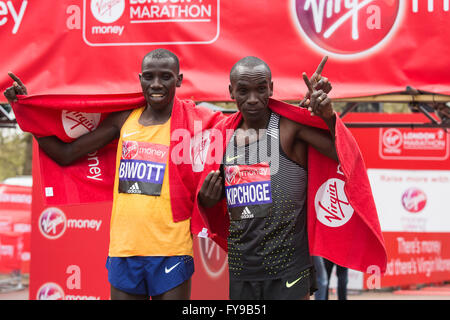 London, UK. 24. April 2016. Stanley Biwott (KEN), 2. und Gewinner Eliud Kipchoge (KEN).  Die 2016 beendet Geld Virgin London-Marathon in der Mall, London, Vereinigtes Königreich. Bildnachweis: Lebendige Bilder/Alamy Live-Nachrichten Stockfoto