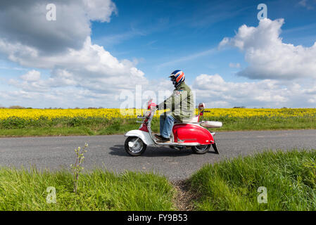 Willingham, Cambridgeshire, Großbritannien. 24. April 2016. Oldtimer-Fahrzeuge teilnehmen ein anno dazumal Oldtimer Rallye Cottenham ab und fahren auf einem Rundweg durch die flachen Fenland Landschaft durch Dörfer nur außerhalb von Cambridge. Rund 300 Oldtimer, Motorräder, Traktoren und einem Zyklus nahmen an der Parade, die jedes Jahr Geld für Cancer Research UK stattfindet. Bildnachweis: Julian Eales/Alamy Live-Nachrichten Stockfoto