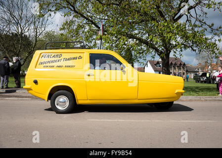 Willingham, Cambridgeshire, Großbritannien. 24. April 2016. Oldtimer-Fahrzeuge teilnehmen ein anno dazumal Oldtimer Rallye Cottenham ab und fahren auf einem Rundweg durch die flachen Fenland Landschaft durch Dörfer nur außerhalb von Cambridge. Rund 300 Oldtimer, Motorräder, Traktoren und einem Zyklus nahmen an der Parade, die jedes Jahr Geld für Cancer Research UK stattfindet. Bildnachweis: Julian Eales/Alamy Live-Nachrichten Stockfoto