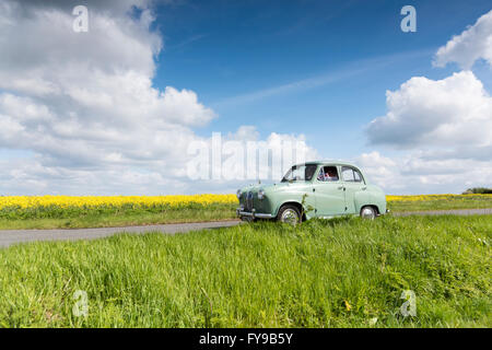 Willingham, Cambridgeshire, Großbritannien. 24. April 2016. Oldtimer-Fahrzeuge teilnehmen ein anno dazumal Oldtimer Rallye Cottenham ab und fahren auf einem Rundweg durch die flachen Fenland Landschaft durch Dörfer nur außerhalb von Cambridge. Rund 300 Oldtimer, Motorräder, Traktoren und einem Zyklus nahmen an der Parade, die jedes Jahr Geld für Cancer Research UK stattfindet. Bildnachweis: Julian Eales/Alamy Live-Nachrichten Stockfoto