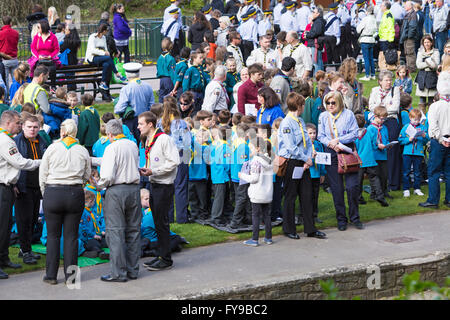 Bournemouth, Dorset, Großbritannien 24. April 2016. Bei kaltem Wetter kommen große Menschenmengen, um die Parade der Pfadfinder am St. George's Day zu unterstützen. Jugendliche Jungen und Mädchen Pfadfinder Jungen Biber feiern Saint Georges Tag an der Prozession teilnehmen. Quelle: Carolyn Jenkins/Alamy Live News Stockfoto