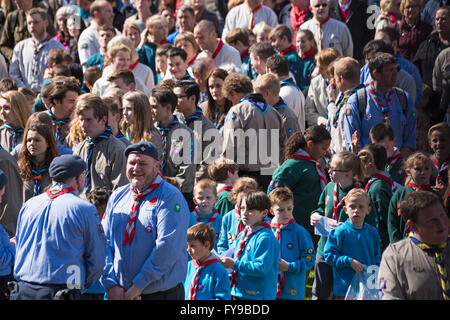 Bournemouth, Dorset, Großbritannien 24. April 2016. Bei kaltem Wetter kommen große Menschenmengen, um die Parade der Pfadfinder am St. George's Day zu unterstützen. Jugendliche Jungen und Mädchen Pfadfinder Jungen Biber feiern Saint Georges Tag an der Prozession teilnehmen. Quelle: Carolyn Jenkins/Alamy Live News Stockfoto