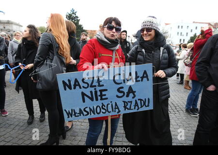 Danzig, Polen 24. April 2016 Menschen protestieren gegen staatliche Pläne zur Verschärfung der Anti-Abtreibungs-Gesetz in Danzig. PolandÕs Urteil Recht und Gerechtigkeit Parteiführer in den letzten Tagen hat einen totalen Abtreibungsverbot geschoben durch die Hierarchie der katholischen Kirche gebilligt. Ein Demonstrant hält einen Banner, das sagt: unsere Körper sind nicht im Besitz der Regierung Credit: Michal Fludra/Alamy Live News Stockfoto