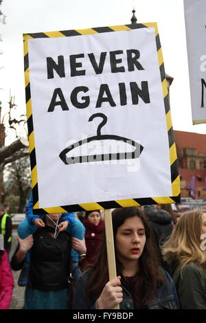Danzig, Polen 24. April 2016 Menschen protestieren gegen staatliche Pläne zur Verschärfung der Anti-Abtreibungs-Gesetz in Danzig. PolandÕs Urteil Recht und Gerechtigkeit Parteiführer in den letzten Tagen hat einen totalen Abtreibungsverbot geschoben durch die Hierarchie der katholischen Kirche gebilligt. Ein Demonstrant hält einen Banner, das sagt: nie wieder gutschreiben: Michal Fludra/Alamy Live News Stockfoto