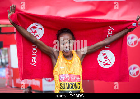 London, UK. 24. April 2016. Frauen Elite Gewinner Jemima Sumgong Kenia feiert nach den London Marathon 2016 in London, England am 24. April 2016. Bildnachweis: Richard Washbrooke/Xinhua/Alamy Live-Nachrichten Stockfoto