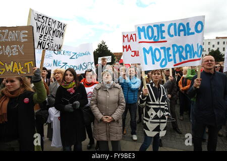 Danzig, Polen 24. April 2016 Menschen protestieren gegen staatliche Pläne zur Verschärfung der Anti-Abtreibungs-Gesetz in Danzig. PolandÕs Urteil Recht und Gerechtigkeit Parteiführer in den letzten Tagen hat einen totalen Abtreibungsverbot geschoben durch die Hierarchie der katholischen Kirche gebilligt. Ein Demonstrant hält einen Banner, das sagt: mein Körper ist mein richtigen Kredit: Michal Fludra/Alamy Live News Stockfoto