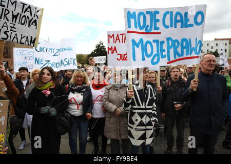 Danzig, Polen 24. April 2016 Menschen protestieren gegen staatliche Pläne zur Verschärfung der Anti-Abtreibungs-Gesetz in Danzig. PolandÕs Urteil Recht und Gerechtigkeit Parteiführer in den letzten Tagen hat einen totalen Abtreibungsverbot geschoben durch die Hierarchie der katholischen Kirche gebilligt. Ein Demonstrant hält einen Banner, das sagt: mein Körper ist mein richtigen Kredit: Michal Fludra/Alamy Live News Stockfoto