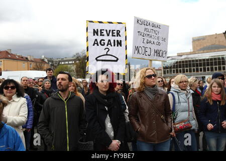 Danzig, Polen 24. April 2016 Menschen protestieren gegen staatliche Pläne zur Verschärfung der Anti-Abtreibungs-Gesetz in Danzig. PolandÕs Urteil Recht und Gerechtigkeit Parteiführer in den letzten Tagen hat einen totalen Abtreibungsverbot geschoben durch die Hierarchie der katholischen Kirche gebilligt. Ein Demonstrant hält einen Banner, das sagt: Naver wieder, und Priester und Politiker bleiben Sie weg von meiner Gebärmutter Credit: Michal Fludra/Alamy Live News Stockfoto
