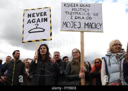 Danzig, Polen 24. April 2016 Menschen protestieren gegen staatliche Pläne zur Verschärfung der Anti-Abtreibungs-Gesetz in Danzig. PolandÕs Urteil Recht und Gerechtigkeit Parteiführer in den letzten Tagen hat einen totalen Abtreibungsverbot geschoben durch die Hierarchie der katholischen Kirche gebilligt. Ein Demonstrant hält einen Banner, das sagt: Naver wieder, und Priester und Politiker bleiben Sie weg von meiner Gebärmutter Credit: Michal Fludra/Alamy Live News Stockfoto