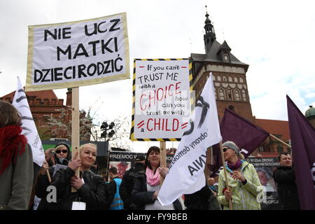 Danzig, Polen 24. April 2016 Menschen protestieren gegen staatliche Pläne zur Verschärfung der Anti-Abtreibungs-Gesetz in Danzig. PolandÕs Urteil Recht und Gerechtigkeit Parteiführer in den letzten Tagen hat einen totalen Abtreibungsverbot geschoben durch die Hierarchie der katholischen Kirche gebilligt. Ein Demonstrant hält eine Fahne, die sagt: Wenn Sie mir, mit einer Auswahl vertrauen können wie können Sie mir Vertrauen mit einem Kind? , und nicht lehren, Mütter, wie ein Kind Credit geboren: Michal Fludra/Alamy Live News Stockfoto