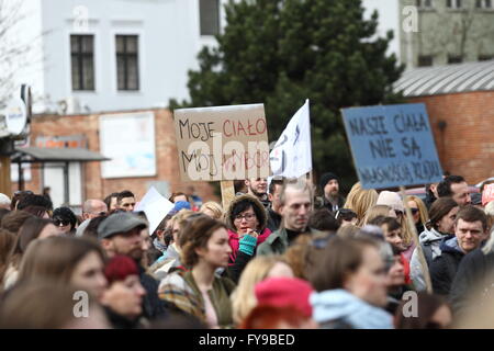 Danzig, Polen 24. April 2016 Menschen protestieren gegen staatliche Pläne zur Verschärfung der Anti-Abtreibungs-Gesetz in Danzig. PolandÕs Urteil Recht und Gerechtigkeit Parteiführer in den letzten Tagen hat einen totalen Abtreibungsverbot geschoben durch die Hierarchie der katholischen Kirche gebilligt. Ein Demonstrant hält einen Banner, das sagt: mein Körper, meine Wahl Credit: Michal Fludra/Alamy Live News Stockfoto