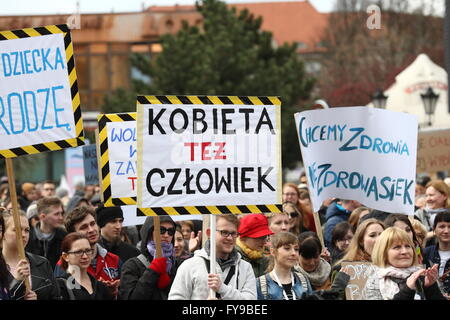 Danzig, Polen 24. April 2016 Menschen protestieren gegen staatliche Pläne zur Verschärfung der Anti-Abtreibungs-Gesetz in Danzig. PolandÕs Urteil Recht und Gerechtigkeit Parteiführer in den letzten Tagen hat einen totalen Abtreibungsverbot geschoben durch die Hierarchie der katholischen Kirche gebilligt. Ein Demonstrant hält einen Banner, das sagt: Frau ist auch ein menschliches Verdienst: Michal Fludra/Alamy Live News Stockfoto