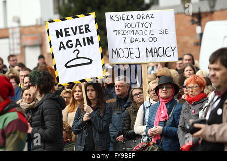 Danzig, Polen 24. April 2016 Menschen protestieren gegen staatliche Pläne zur Verschärfung der Anti-Abtreibungs-Gesetz in Danzig. PolandÕs Urteil Recht und Gerechtigkeit Parteiführer in den letzten Tagen hat einen totalen Abtreibungsverbot geschoben durch die Hierarchie der katholischen Kirche gebilligt. Ein Demonstrant hält einen Banner, das sagt: Naver wieder, und Priester und Politiker bleiben Sie weg von meiner Gebärmutter Credit: Michal Fludra/Alamy Live News Stockfoto