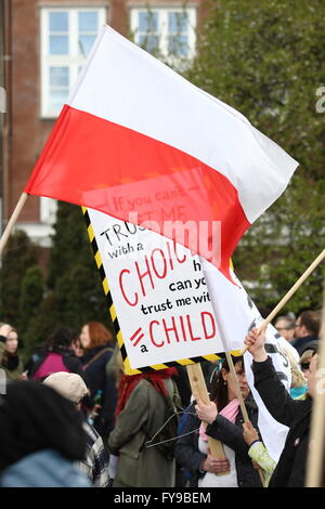 Danzig, Polen 24. April 2016 Menschen protestieren gegen staatliche Pläne zur Verschärfung der Anti-Abtreibungs-Gesetz in Danzig. PolandÕs Urteil Recht und Gerechtigkeit Parteiführer in den letzten Tagen hat einen totalen Abtreibungsverbot geschoben durch die Hierarchie der katholischen Kirche gebilligt. Ein Demonstrant hält eine Fahne, die sagt: Wenn Sie mir, mit einer Auswahl vertrauen können wie können Sie mir Vertrauen mit einem Kind? Bildnachweis: Michal Fludra/Alamy Live-Nachrichten Stockfoto