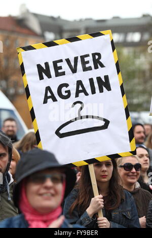 Danzig, Polen 24. April 2016 Menschen protestieren gegen staatliche Pläne zur Verschärfung der Anti-Abtreibungs-Gesetz in Danzig. PolandÕs Urteil Recht und Gerechtigkeit Parteiführer in den letzten Tagen hat einen totalen Abtreibungsverbot geschoben durch die Hierarchie der katholischen Kirche gebilligt. Ein Demonstrant hält einen Banner, das sagt: nie wieder gutschreiben: Michal Fludra/Alamy Live News Stockfoto