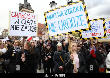 Danzig, Polen 24. April 2016 Menschen protestieren gegen staatliche Pläne zur Verschärfung der Anti-Abtreibungs-Gesetz in Danzig. PolandÕs Urteil Recht und Gerechtigkeit Parteiführer in den letzten Tagen hat einen totalen Abtreibungsverbot geschoben durch die Hierarchie der katholischen Kirche gebilligt. Ein Demonstrant hält einen Banner, das sagt: Vergewaltiger wird nicht schwanger, und: Wenn ich tot sein, ich kein Kind gebären Credit: Michal Fludra/Alamy Live News Stockfoto
