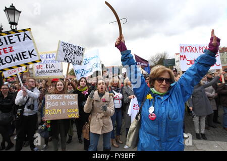 Danzig, Polen 24. April 2016 Menschen protestieren gegen staatliche Pläne zur Verschärfung der Anti-Abtreibungs-Gesetz in Danzig. PolandÕs Urteil Recht und Gerechtigkeit Parteiführer in den letzten Tagen hat einen totalen Abtreibungsverbot geschoben durch die Hierarchie der katholischen Kirche gebilligt. Ein Demonstrant hält einen Banner, das sagt: Neben der Gebärmutter, Gott gaben uns auch einen Grund und freien Willen, und Kleiderbügel hält die Abtreibung gemacht im Untergrund, die Abtreibung mit Kleiderbügel Credit symbolisiert: Michal Fludra/Alamy Live News Stockfoto